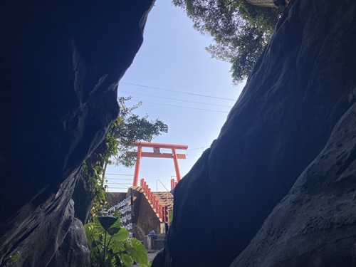 岩屋から見る赤い鳥居