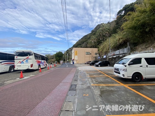 にしきやの無料駐車場と観光バス