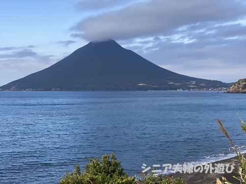 長崎鼻の海の向こうに開聞岳