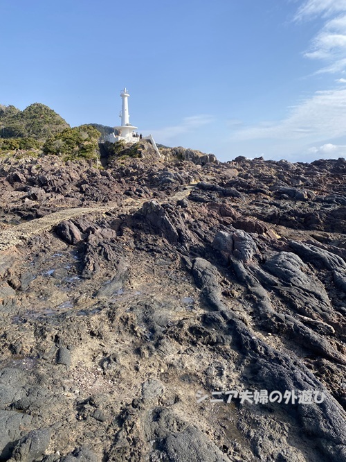 岩場から見る長崎鼻灯台