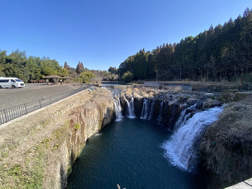 駐車場横の板井手の滝