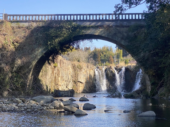 金山橋のアーチの中に板井手の滝