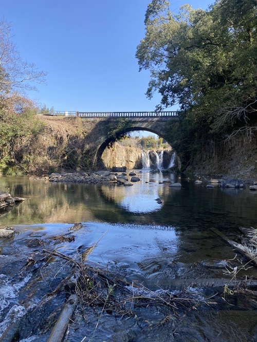 水鏡になった金山橋と板井手の滝