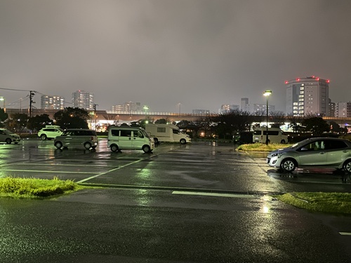 広島みなと公園駐車場で泊まるキャンピングカー