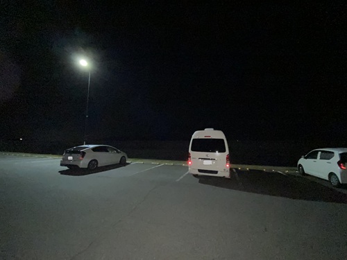 夜の晴海臨海公園の駐車場の様子