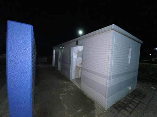 夜の晴海臨海公園の公衆トイレ
