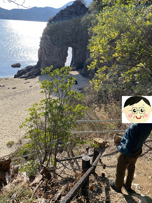 階段の上から厳門を見る夫さん