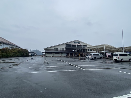 道の駅サザンセトとうわの正面の駐車場