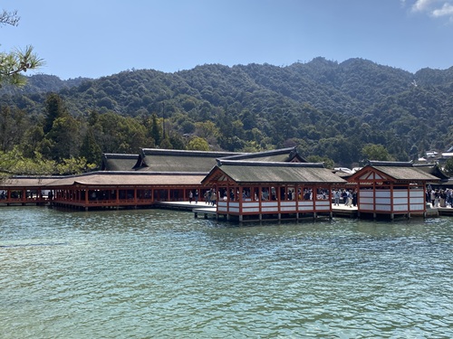 水に浮かぶ厳島神社