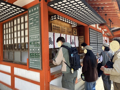 厳島神社の入口に並ぶ人たち