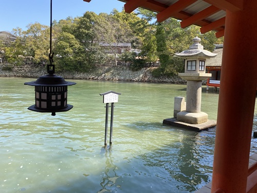 厳島神社の鏡池の案内看板
