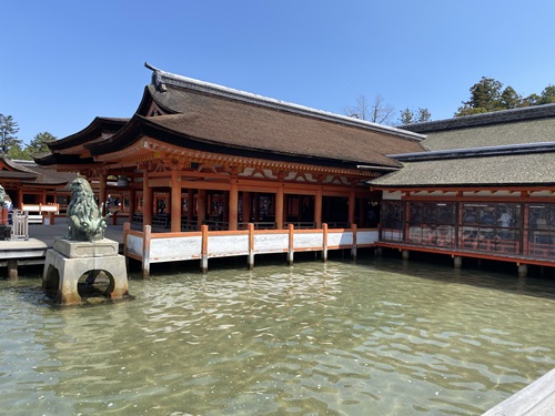 高舞台近くの朱塗りの建物と海