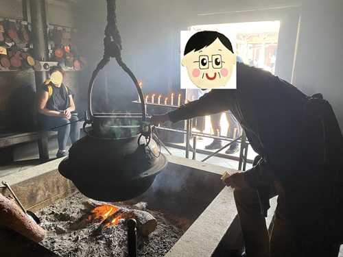 霊火堂の霊水をいただく夫さん