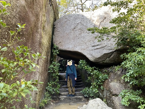 弥山のくぐり岩