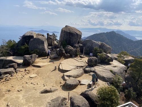 弥山山頂の巨石
