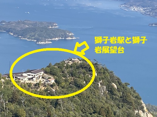 獅子岩展望台が下に見える弥山山頂