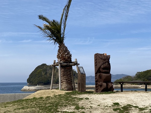 道の駅の横にある丘に建つTIKI