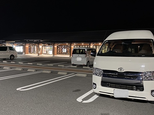 道の駅ごいせ仁摩で休む車
