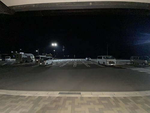 夜間の道の駅ごいせ仁摩の駐車場の様子