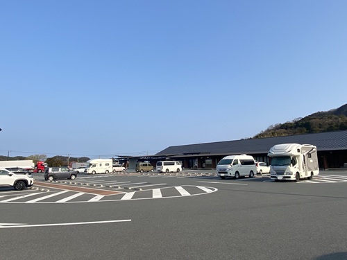 青空の下の道の駅ごいせ仁摩の駐車場