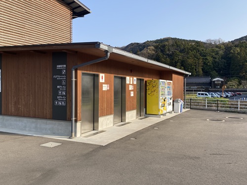 道の駅ごいせ仁摩のRVパークに近いトイレ外観