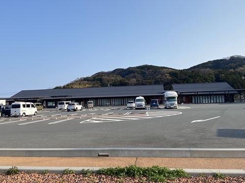 道の駅ごいせ仁摩の駐車場の遠景