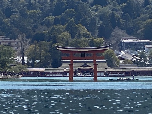 フェリーから見える大鳥居と厳島神社