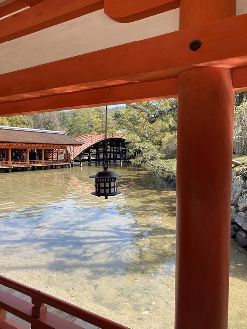 厳島神社の朱塗りの建物と反橋