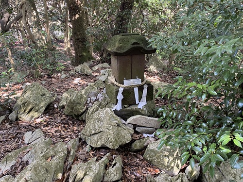 長者ヶ森内部にある祠