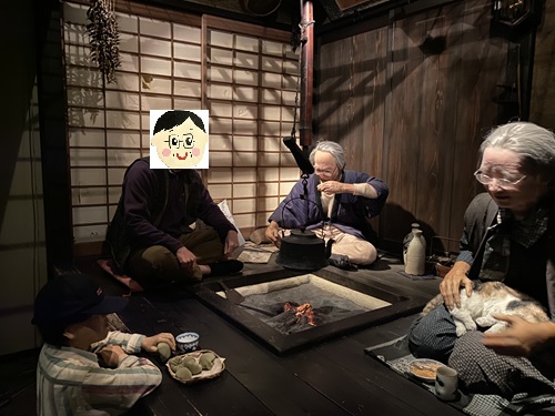 人形たちと記念撮影する夫さん