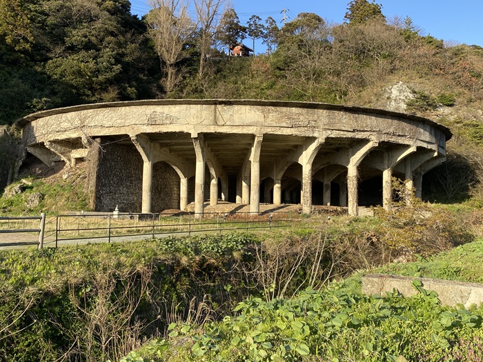 北沢浮遊選鉱場跡の大きな建物