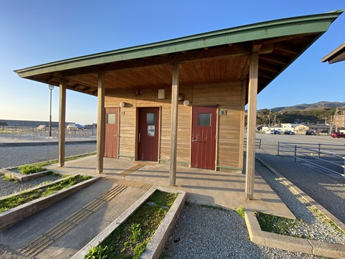 相川公園駐車場の公衆トイレ外観