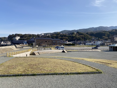 相川公園駐車場を公園から見る風景