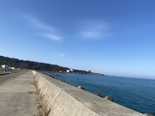 相川公園駐車場横の堤防と海