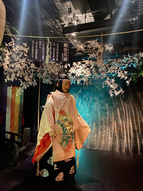 歴史伝説館で舞う人形