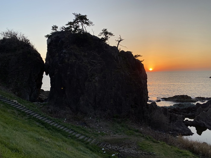 弁慶のはさみ岩と夕陽