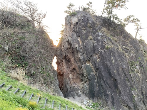 弁慶のはさみ岩と階段