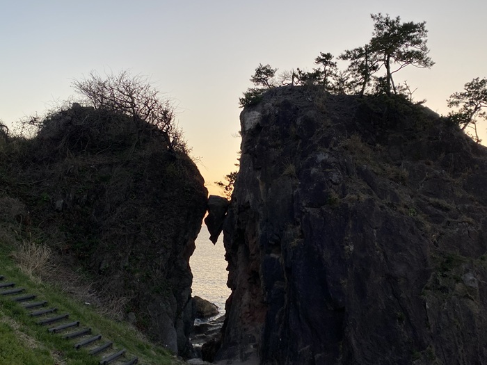 弁慶のはさみ岩のシルエット