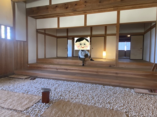 佐渡奉行所内のお白洲で金さんを演じる夫さん