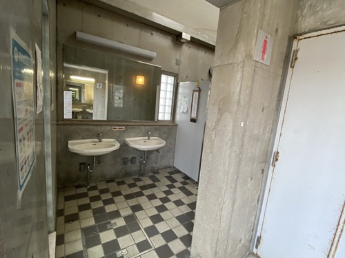 佐和田海水浴場駐車場の公衆トイレの洗面台