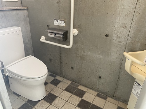 佐和田海水浴場駐車場の公衆トイレ個室