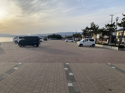 公衆トイレ側から見た佐和田海水浴場駐車場