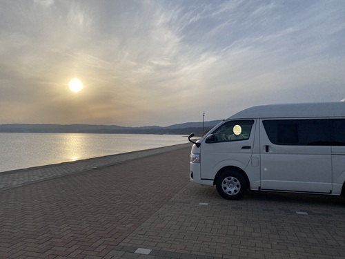 佐和田海水浴場駐車場の夕陽とハイエース