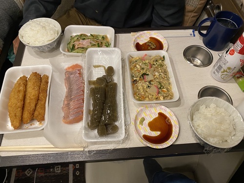 佐和田海水浴場駐車場で食べた晩ごはん