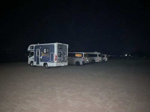 夜間の佐和田海水浴場駐車場の様子