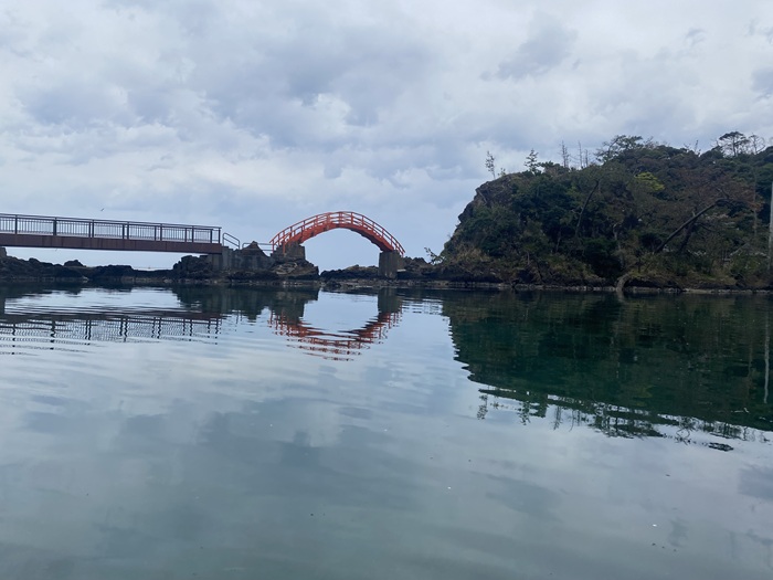 赤い橋が印象的な湾