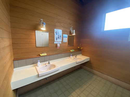 小木みなと公園公衆トイレの洗面台