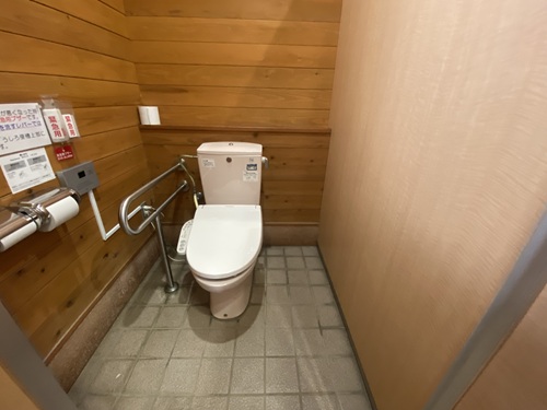 小木みなと公園公衆トイレの個室
