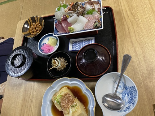 稲よしの刺身定食とあげだし豆腐