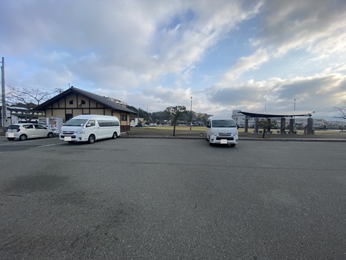 小木みなと公園駐車場の公衆トイレ近くの駐車位置